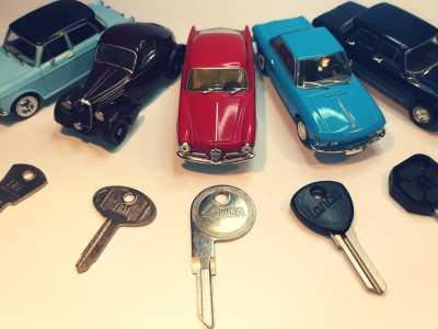 �Una volta mi chiese aiuto un collezionista di auto d'epoca - ricorda il titolare -. Aveva perso una tipologia di chiavi oggi fuori produzione: quelle della sua Lancia anni 50. Risolsi il problema smontando la serratura e, osservandone l'interno, ricavando la mappa della chiave. In pratica ne realizzai una "dal nulla". Tra l�altro  dopo quell�episodio ho cominciato a collezionare le chiavi che aprivano le macchine di una volta�
